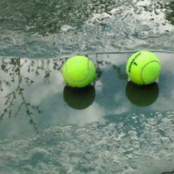 lapangan-tenis-yang-basah-karena-hujan