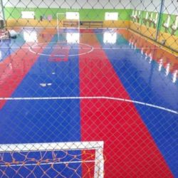 perbedaan finishing lantai lapangan futsal antara matras interlock, rumput sintetis, dan flexipave-flexypave pasir silica warna