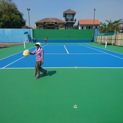 renovasi aspal lantai lapangan tenis oleh ahli pembuat lapangan